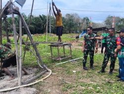 Anggota Satgas Dengarkan Arahan Dansatgas TMMD Reguler ke-121 saat Pantau Proyek Sumur Bor untuk Kebutuhan Air Bersih