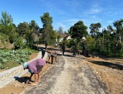 Satgas Bersama Masyarakat Kerja Bakti Di lokasi Pembangunan Program TMMD