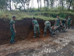 Berikan Kenyamanan Dan Keamanan, Satgas TMMD 121 Kodim Probolinggo bersama masyarakat Bersihkan Sisi Kanan Kiri Jalan Paving