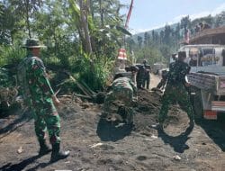 Selesaikan Program TMMD ke 121 Kodim 0820 Tahun 2024 Tepat Waktu, Satgas Gotong Royong Pindahkan Material