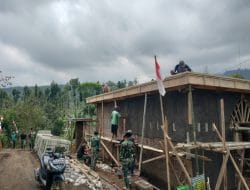 Satgas Bersama Masyarakat Gotong Royong Plester Dinding Musholla Program TMMD Ke 121 Kodim Probolinggo