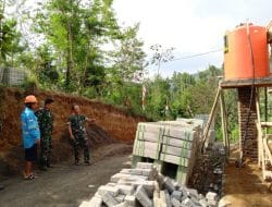 Dansatgas Pantau Tandon Air Program Pipanisasi TMMD Ke 121 Kodim Probolinggo