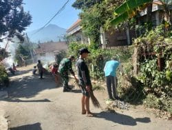 Satgas TMMD Ke 121 Kodim Probolinggo Tahun 2024 Mempelopori Pelaksanaan Kerja Bakti Bersihkan Jalan Desa