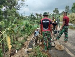Satgas Bersama Masyarakat Gotong Royong Dalam Pembangunan Plesengan Program TMMD Ke 121 Kodim 0820/Probolinggo