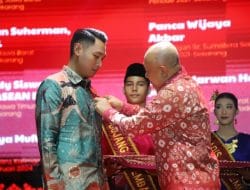 Bupati Tuban Peroleh Anugerah Dari Menteri Koperasi Dan UKM