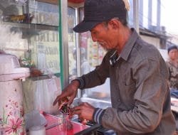 Pria Lansia di Jatinegara Dapat Bantuan Usaha Warung Kopi Keliling dari Mensos