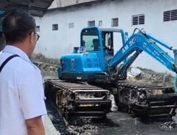 Optimalkan Kali Bogor, Sudin SDA Jakarta Utara  Keruk Sendimen Lumpur di Kali Bogor