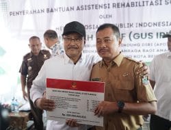 Mensos Turun Langsung Salurkan Bantuan Warga di Bantar Gebang Bekasi