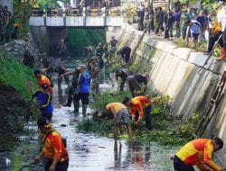 Cegah Banjir, Prajurit Korem 081/DSJ Bersihkan Kali Maling di Kota Madiun
