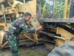 Anggota Satgas TMMD Kodim 1010/Tapin sedang Cek Alat Berat