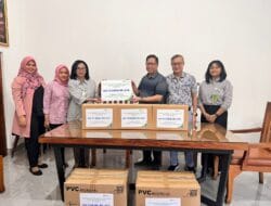 BPJS Ketenagakerjaan Surabaya Serahkan APD ke Pabrik Sigaret Sriwidjaja