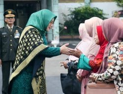 Ketua Persit KCK Koorcab Rem 081 Tunjukkan Rasa Hormat Kepada Warakawuri