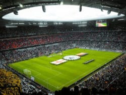 7 Rekomendasi Outfit Nobar Bola dengan Bodypack: Nyaman dan Stylish