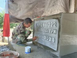 Jelang Penutupan, Satgas TMMD Bangun Tugu Prasasti