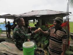 Satgas TMMD Serka Mariyoto Berbagi Singkong Rebus dengan Warga