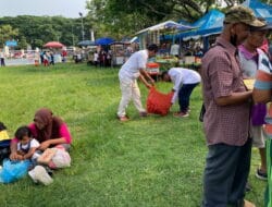 Sadar dan Tanggungjawab dengan Kebersihan, Tim dan Peserta Kampanye Paslon 01 Bersihkan Lapangan dari Sampah