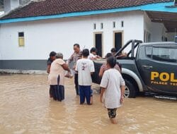 Polisi, TNI dan BPBD Evakuasi Warga Terdampak Banjir di Jember