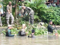 Pemkab Sidoarjo bersama Kodim 0816 Sidoarjo Bersihkan Sungai Pelayaran Taman