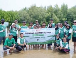 PT Mitra Adiperkasa dan PT MAP Aktif Adiperkasa bersama LindungiHutan Tanam 1.500 Mangrove di Pantai Bahagia Bekasi