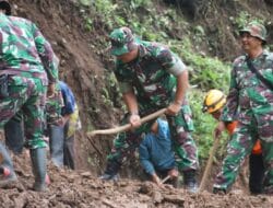 18 KK Terisolir, Ratusan Prajurit TNI Bersihkan Timbunan Longsor