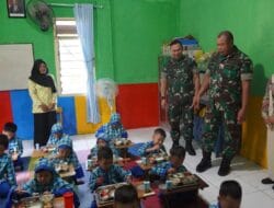 Uji Coba, Kodim Bojonegoro bersama SPPG Taman Rajekwesi Distribusikan Ratusan Porsi Makan Sehat dan Bergizi