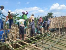 Karya Bakti Lanjutan, Babinsa Koramil Kanor Bojonegoro bantu Penutupan Tanggul Jebol di Kedungprimpen