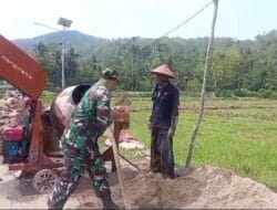 Kepedulian Babinsa Koramil 0801/02 Kebonagung Bantu Pembuatan Irigasi Sawah