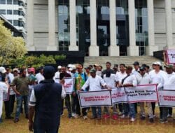 Sejumlah Massa Bentangkan Spanduk Disela Sidang Pendahuluan Sengketa Pilkada Papua Tengah