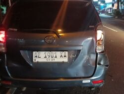 Motor Seruduk Minibus, Jari Manis Pengemudi Motor Patah