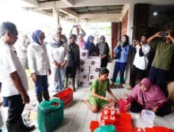 Wabup dan Ketua TP PKK Sidoarjo Kunjungi Korban Banjir di Krian dan Porong