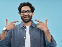 Achieving and Maintaining a Bright Smile: A Comprehensive Guide to Teeth Whitening