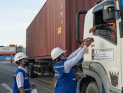 Berbagi Kebahagiaan di Bulan Ramadan, TPS Bagikan Takjil kepada Pengemudi Truk