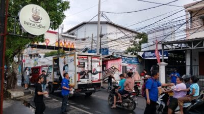 PWI Pokja Walikota Jakut dan Introcoffee Bagikan  Ratusan Takjil bagi Warga Koja