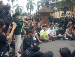 Masa Demonstran Datangi Gedung DPRD Jember Menolak UU TNI Yang di Sahkan DPR-RI