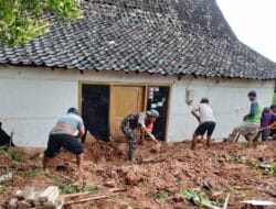 Prajurit TNI Diterjunkan Bantu Bersihkan Rumah Warga yang Tertimbun Longsor