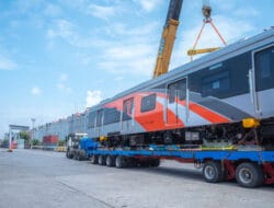 Pelindo Solusi Logistik Layani Kedatangan dan Mobilisasi 24 Gerbong KRL