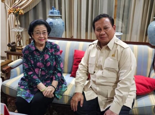Megawati Soekarno Putri dan Prabowo Subianto yang merupakan Presiden RI ke 5 dan 8 bertemu di momen idul fitri.