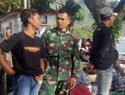 Ramai Saat Libur Lebaran, Sertu Gunaris Beri Jaminan Keamanan di Telaga Ngebel