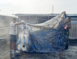 Serka Endik Evakuasi Balon Udara Raksasa yang Timpa Rumah Warga