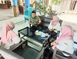 Babinsa Koramil 0818/13 Kalipare Lakukan Komsos Bersama Perangkat Desa di Kalipare