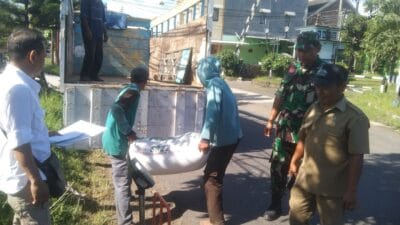 Babinsa Koramil 0818/25 Pakis Dukung Serapan Gabah Petani Bersama Bulog