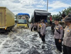 Banjir Genangi Jalan Lintas Timur Kab. Pelalawan, Kec, PKL Kerinci Riau