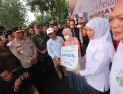 May Day, Gubernur Khofifah Serahkan Santunan BPJS Ketenagakerjaan hingga Ratusan Juta