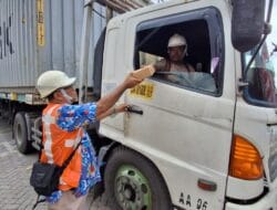 Program Pelindo Peduli, TPS Bagikan Paket Makanan kepada Pengemudi Truk