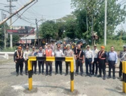 Tingkatkan Keselamatan di Perlintasan, Kendaran Roda 4 Dilarang Melintasi Perlintasan Jl Pahlawan, Lamongan