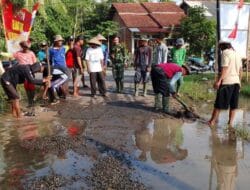 Personil Satgas TMMD Bersama Warga Bergotong Royong Atasi Genangan Air di Lapangan Krida Utama