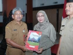 Sekda Edy Soepriyanto Serahkan SK Pensiun untuk 104 PNS Pemkab Trenggalek