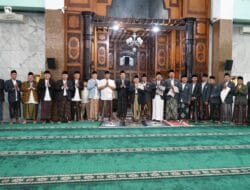 Bupati dan Wabup Sidoarjo Laksanakan Sholat Idul Adha 1446 H bersama Ribuan Jamaah