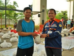 Berbagi Berkah Iduladha, LRT Jabodebek Salurkan 700 Paket Daging Kurban untuk Warga Sekitar