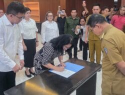 Ellen Honandar Lantik Tim Pembina Posyandu